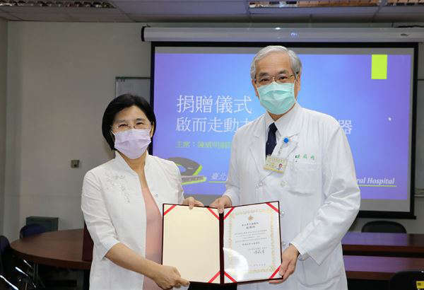 臺北榮總醫院獲贈下肢外骨骼機器人，並由陳威明副院長代表受贈。這是由康科特劉靜怡董事長捐贈給臺北榮總復健部。（圖片提供／臺北榮總醫院） 